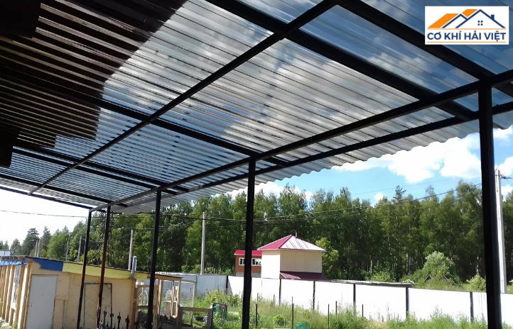 Độ dốc tối thiểu của tấm tôn lợp nên đạt từ 9° trở lên