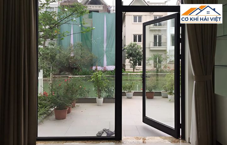 Cửa sắt 1 cánh được thiết kế nhỏ gọn