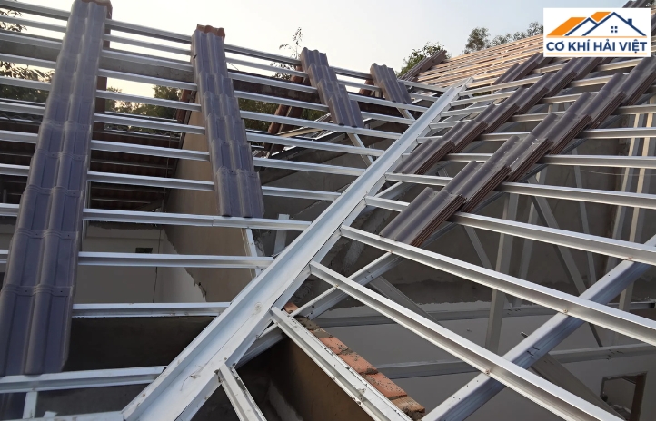 Những mái có kết cấu phức tạp sẽ cần nhiều thời gian, công sức, làm tăng chi phí