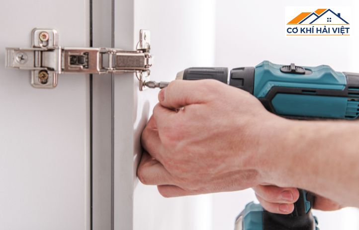 Đội ngũ kỹ thuật đến tận nơi đo đạc, tư vấn mẫu cửa phù hợp.