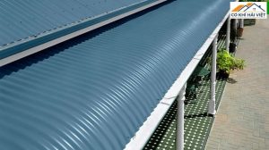 Mái tôn cong là giải pháp mái hiện đại mang đến vẻ đẹp mềm mại, bền bỉ và tiết kiệm chi phí cho mọi công trình nhà ở, quán cà phê hay nhà xưởng.