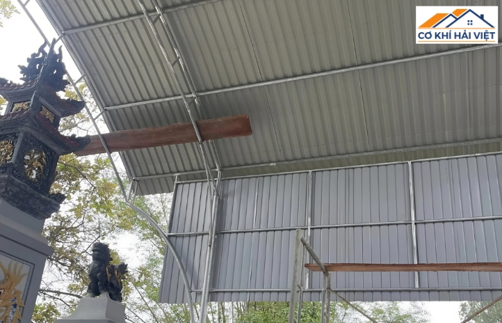 Quy trình thi công mái tôn cong dễ dàng nhờ trọng lượng nhẹ