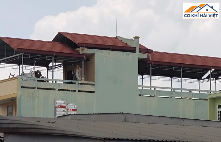 Mái tôn khá bền nên rất phù hợp để lợp khu vực sân thượng