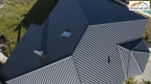 Mái tôn lạnh là giải pháp thông minh giúp chống nóng hiệu quả, tiết kiệm điện năng, bền đẹp theo thời gian và phù hợp với nhiều kiểu công trình khác nhau.