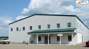 Tìm hiểu chi tiết mái tôn nhà xưởng về ưu điểm, phân loại, cấu tạo và bảng báo giá mới nhất hiện nay. Hướng dẫn thi công và giải đáp FAQ đầy đủ từ A đến Z.