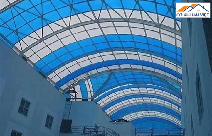 Mái tôn nhựa được dùng trong công trình công nghiệp