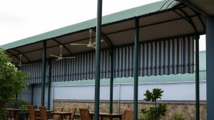 Mái tôn vòm hiện đại mang lại giải pháp che phủ bền đẹp, linh hoạt theo từng thiết kế, phù hợp từ nhà ở dân dụng đến công trình thương mại quy mô lớn.