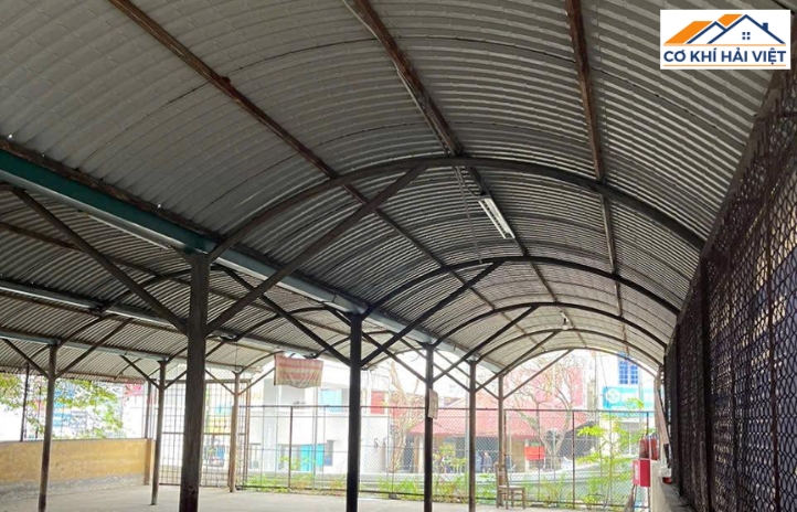 Mái tôn vòm đơn giản nhưng bền vững
