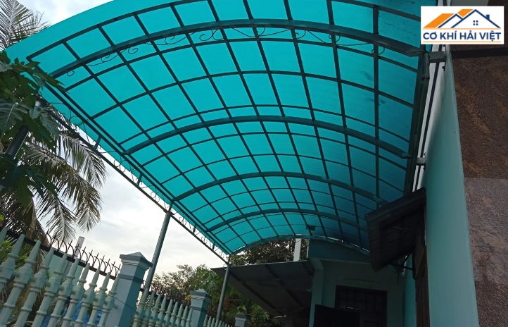 Tôn được đánh giá cao cho khu vực nhà xe nhờ khả năng che nắng, mưa, tuổi thọ cao và chi phí hợp lý
