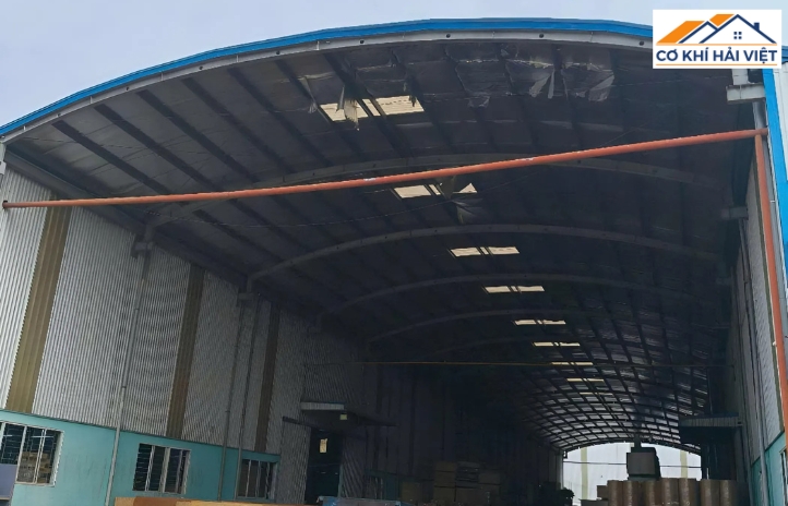 Mái tôn vòm đặc trưng bởi phần uốn cong các thanh sắt chuẩn kỹ thuật