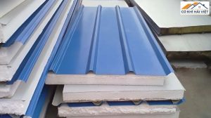 Mái tôn xốp giúp giảm nhiệt rõ rệt trong mùa nóng, mang lại không gian mát mẻ, dễ chịu và tiết kiệm điện năng tối ưu cho mọi công trình hiện đại.