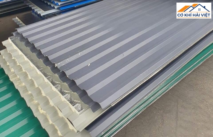 Tôn được phủ một lớp chất bảo vệ bề mặt, giúp ngăn ngừa quá trình oxy hóa