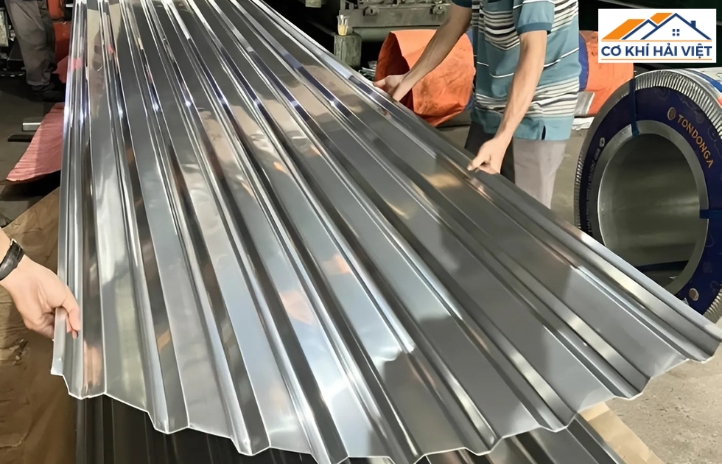 Cần sử dụng công cụ chuyên dụng khi lắp đặt mái tôn inox