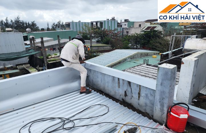 Đội ngũ kỹ thuật tại Hải Việt đảm bảo quá trình thi công nhanh chóng, chính xác