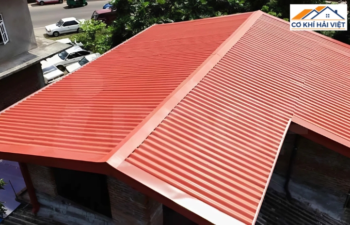Báo giá thi công mái tôn đỏ