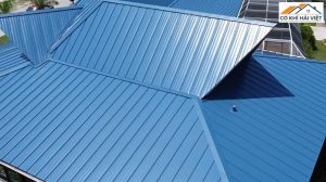 Mái tôn xanh đón đầu xu hướng thiết kế xanh bền vững, giúp làm mát không gian sống, giảm chi phí điện năng và tăng tính thẩm mỹ cho công trình.