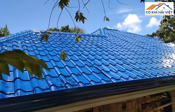 Mái tôn xanh mang đến một vẻ đẹp hài hòa và gần gũi với thiên nhiên