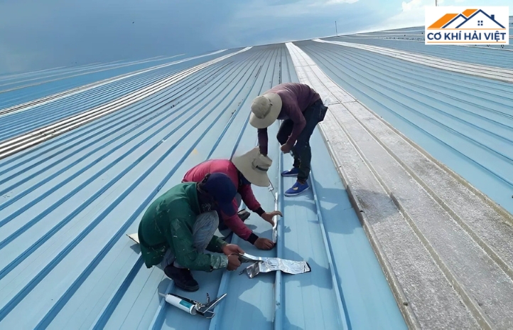 Với trọng lượng nhẹ, tôn xanh giúp quá trình vận chuyển và lắp đặt đơn giản hơn