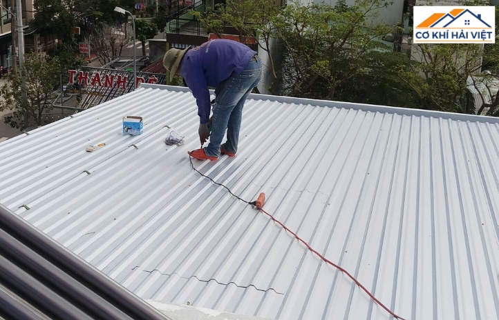 Lưu ý khi thiết kế và thi công mái tôn nhà phố