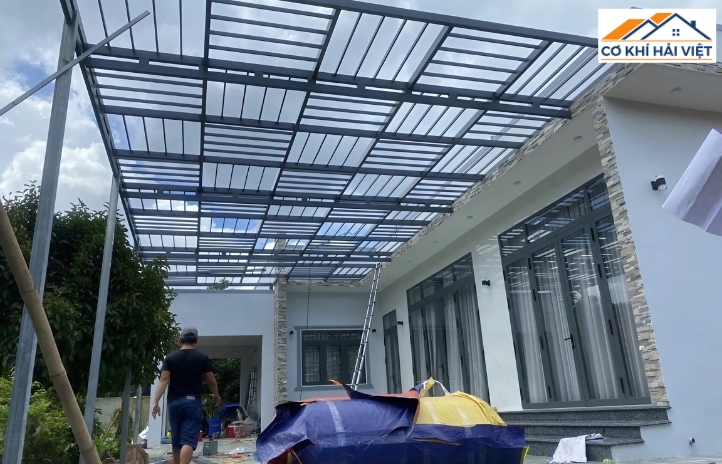 Tìm hiểu về mái tôn che sân trước nhà