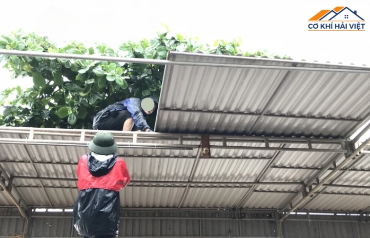 Mẫu mái tôn che sân trước nhà dạng kéo