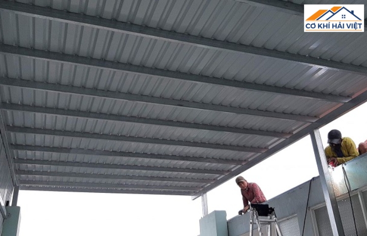 Mẫu mái tôn che sân trước nhà kết hợp khung sắt