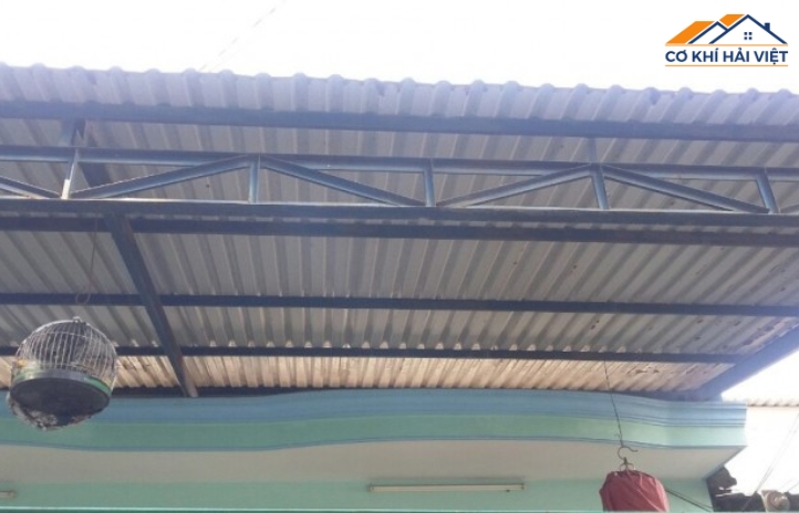 Tránh dùng các dung môi mạnh để vệ sinh mái tôn
