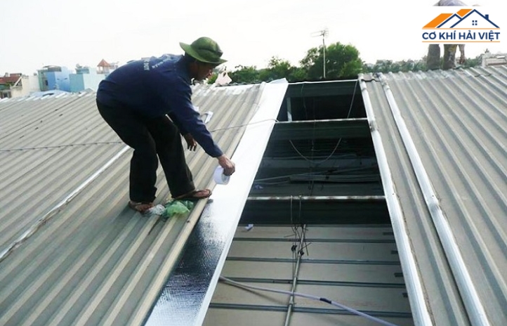 Yếu tố ảnh hưởng đến giá thi công mái tôn nhà cấp 4