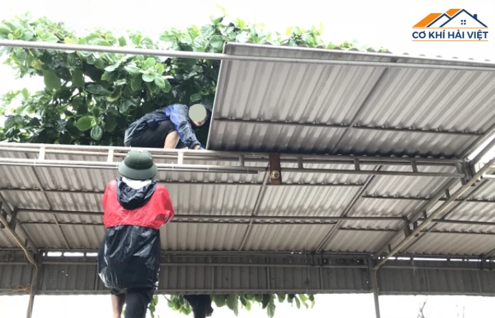 Điểm đặc biệt của mái tôn trượt nằm ở cơ chế trượt linh hoạt trên hệ ray dẫn hướng