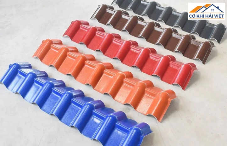 Diềm mái tôn giả ngói mô phỏng hình dáng mái ngói truyền thống, mang đến cảm giác cổ điển