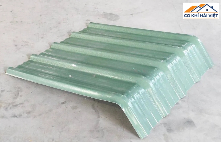Diềm mái tôn lại có độ dính thường không cao, đặt biệt khi thời tiết có gió mạnh