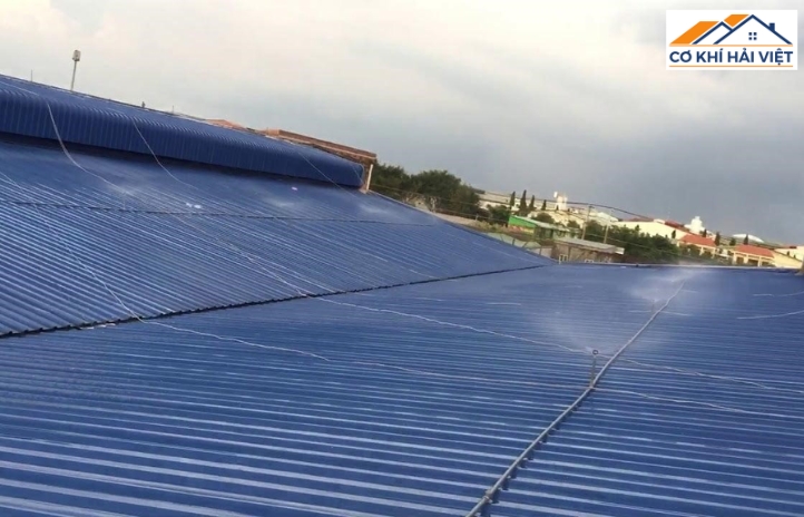 Hệ thống phun sương sẽ tạo ra những hạt sương mịn bao phủ mái tôn, giúp làm mát bề mặt mái hiệu quả