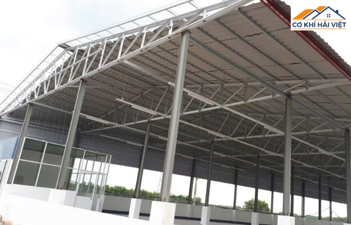 Mái tôn nhà xưởng còn hỗ trợ tốt cho hệ thống thông gió, lấy sáng và thoát nhiệt
