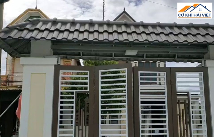 Mẫu cổng mái tôn giả ngói kết hợp hài hòa giữa vẻ đẹp truyền thống và tính tiện dụng hiện đại