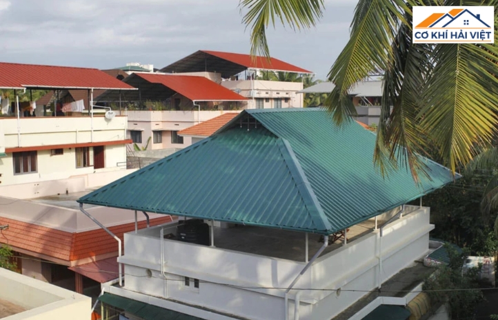 Sân thượng là không gian dễ bị ảnh hưởng bởi nắng gắt và mưa lớn, do đó việc lắp mái tôn là lựa chọn tốt