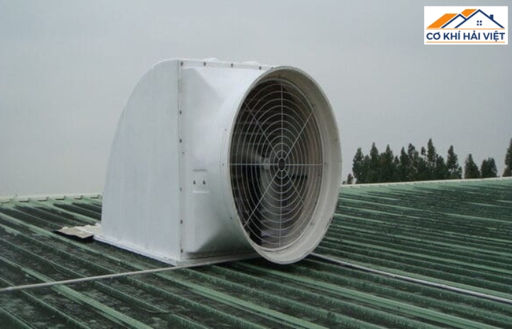 Sử dụng quạt thông gió lắp trực tiếp trên mái sẽ giúp lưu thông khí