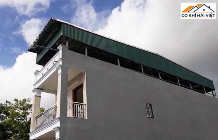 Ưu điểm của mái tôn nhà ống là tiết kiệm chi phí, dễ lắp đặt và bảo trì