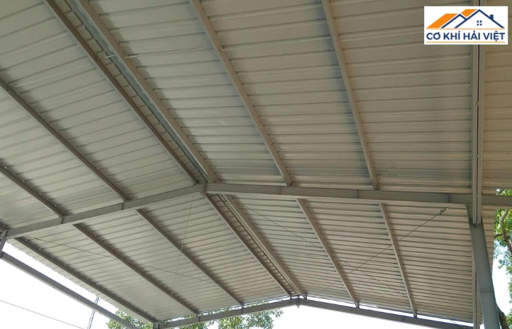 Ưu điểm khi dùng mái tôn che sân trước nhà là thi công nhanh, có thể tháo lắp khi cần, và chống nóng hiệu quả