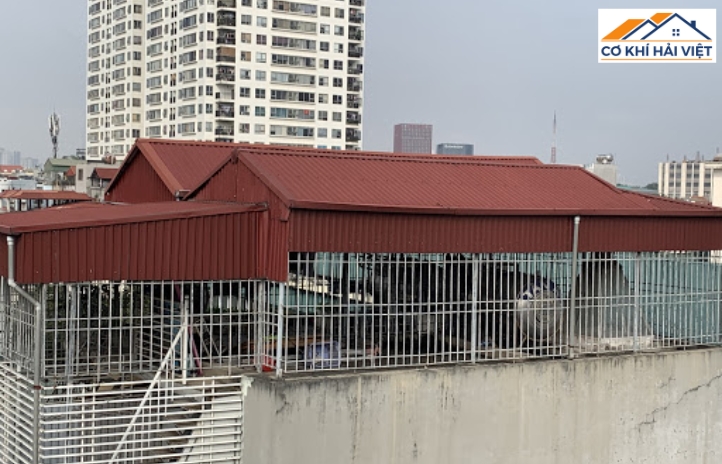 Việc lắp mái tôn tầng thượng giúp bảo vệ không gian khỏi tác động trực tiếp của nắng và mưa