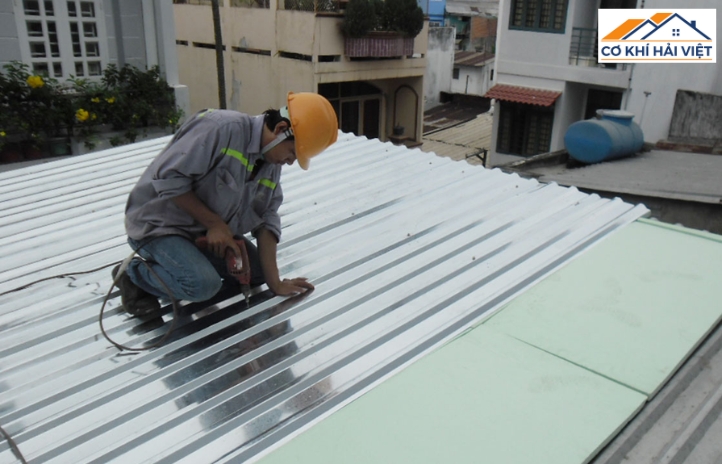 2 vị trí phù hợp để lắp trần chống nóng cho mái tôn