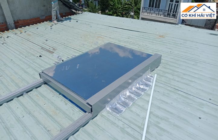 Cửa lên mái tôn kiểu trượt