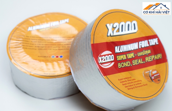 Băng keo chống dột chuyên dụng thường có lớp nhôm bên ngoài và lớp keo bên trong, giúp chống thấm tốt