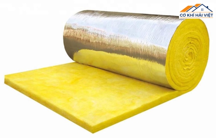 Bông thủy tinh hoặc túi khí, cố định bằng lưới thép hoặc vải mỏng là phương án đơn giản, tiết kiệm chi phí nhất
