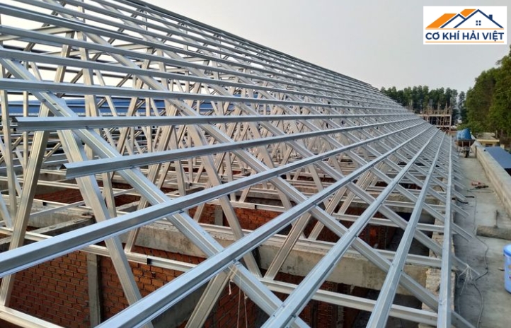Chi phí khung kèo dao động trung bình từ 100.000 – 300.000 VNĐ/m²