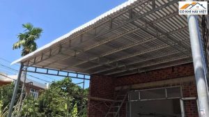 Có nên làm mái tôn trước nhà