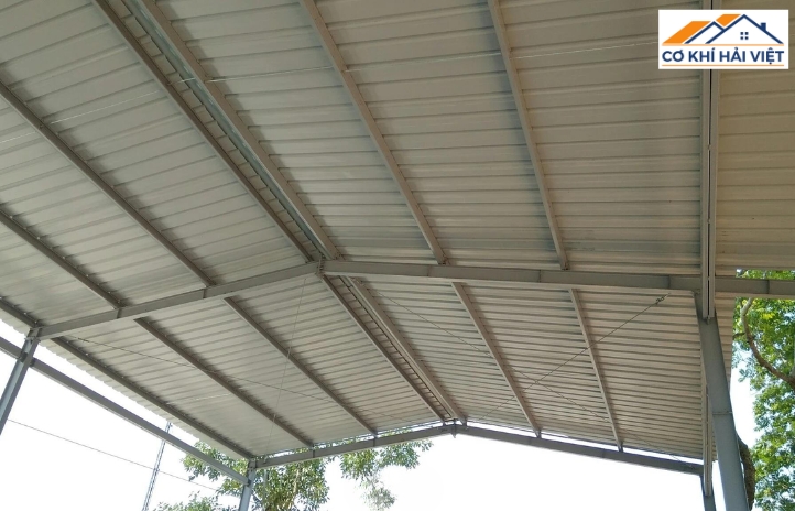 Có nên làm mái tôn trước nhà hay không?