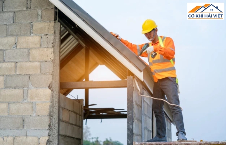 Độ dốc mái tôn tối thiểu là 10% vừa đủ để đảm bảo nước mưa có thể thoát mà không gây đọng nước
