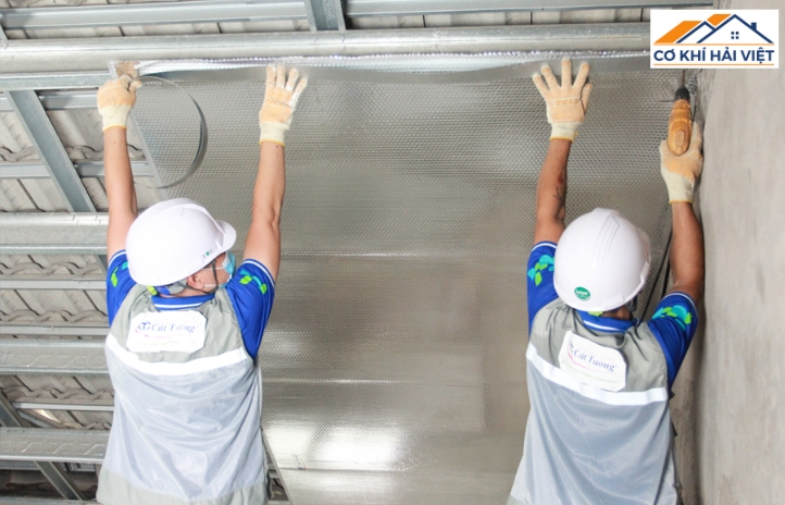 Hai lớp tôn kẹp lõi xốp EPS ở giữa, vừa chịu lực vừa cách nhiệt