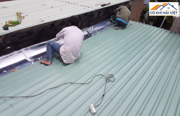 Hãy xử lý chống dột mái tôn trước khi thi công trần chống nóng cho mái tôn