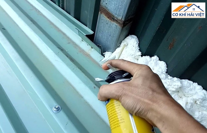 Keo silicon là một trong những vật liệu chống thấm mái tôn phổ biến nhất hiện nay